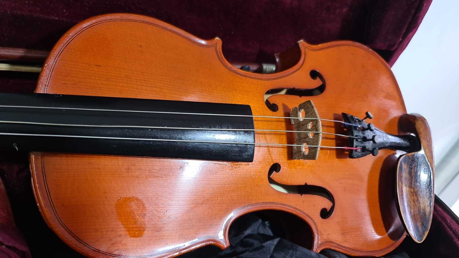 Precio 55 000,00 PRADA  VIOLIN 3 CUARTOS CON ARCO CON ESTUCHE