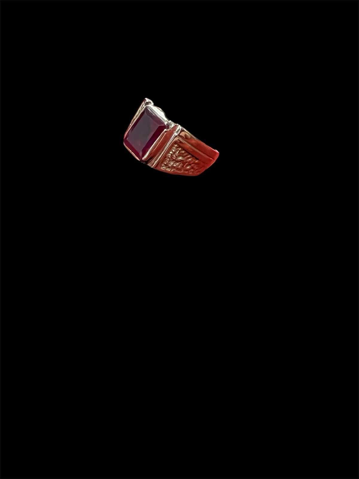 Precio 130 000,00   Anillo con zirconita roja y blancas talla 6