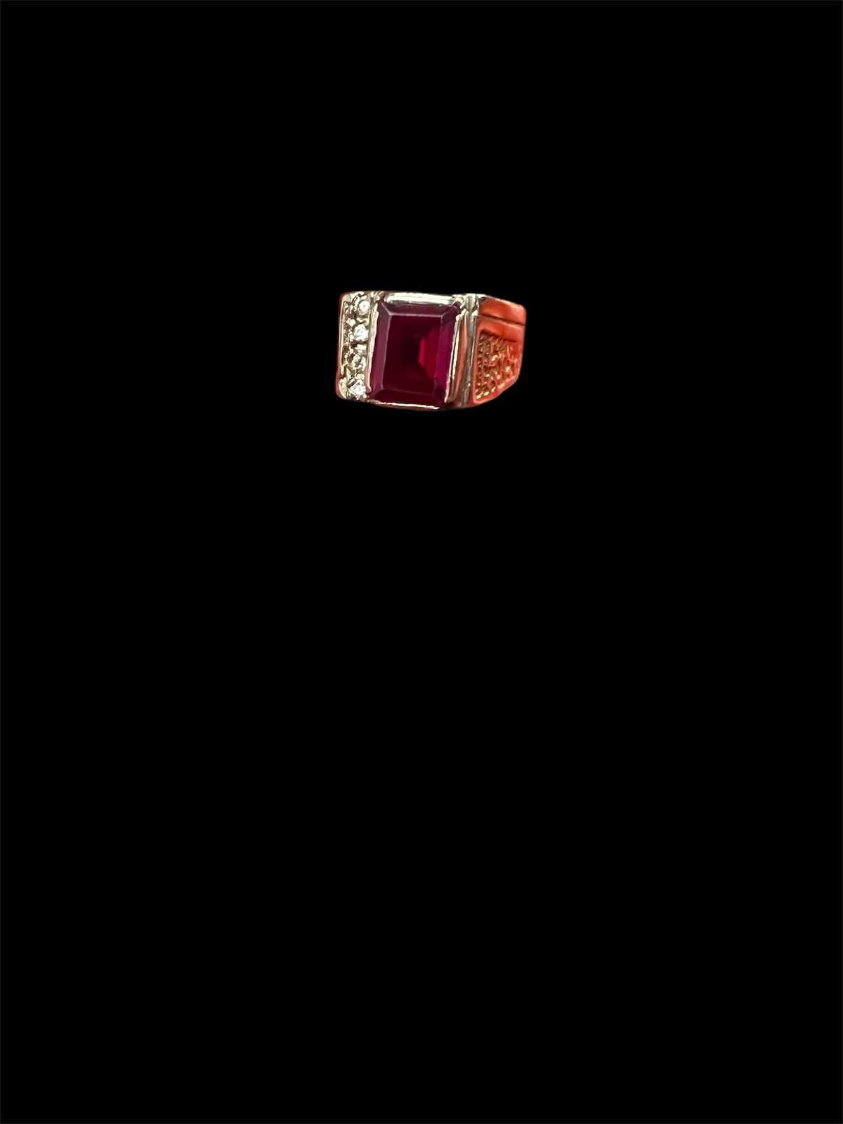 Precio 130 000,00   Anillo con zirconita roja y blancas talla 6