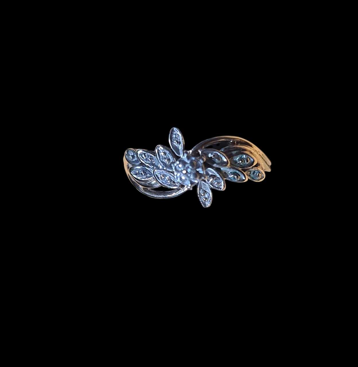 Precio 150 000,00   Anillo detalles de hojas con diamantes