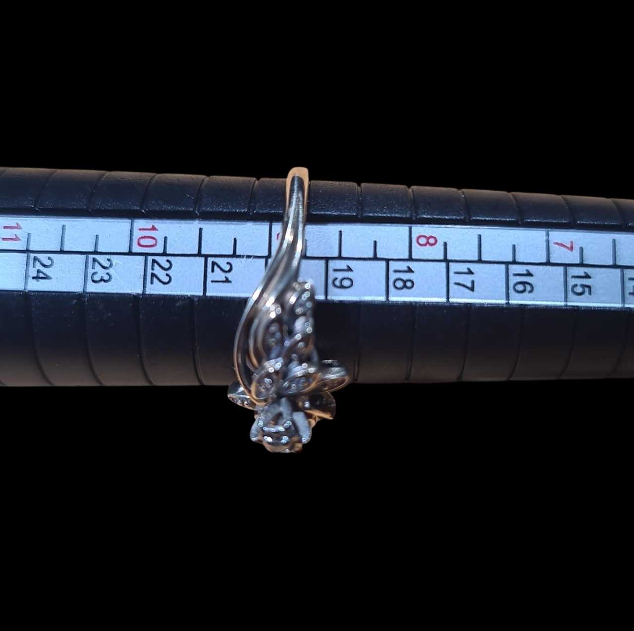 Precio 150 000,00   Anillo detalles de hojas con diamantes