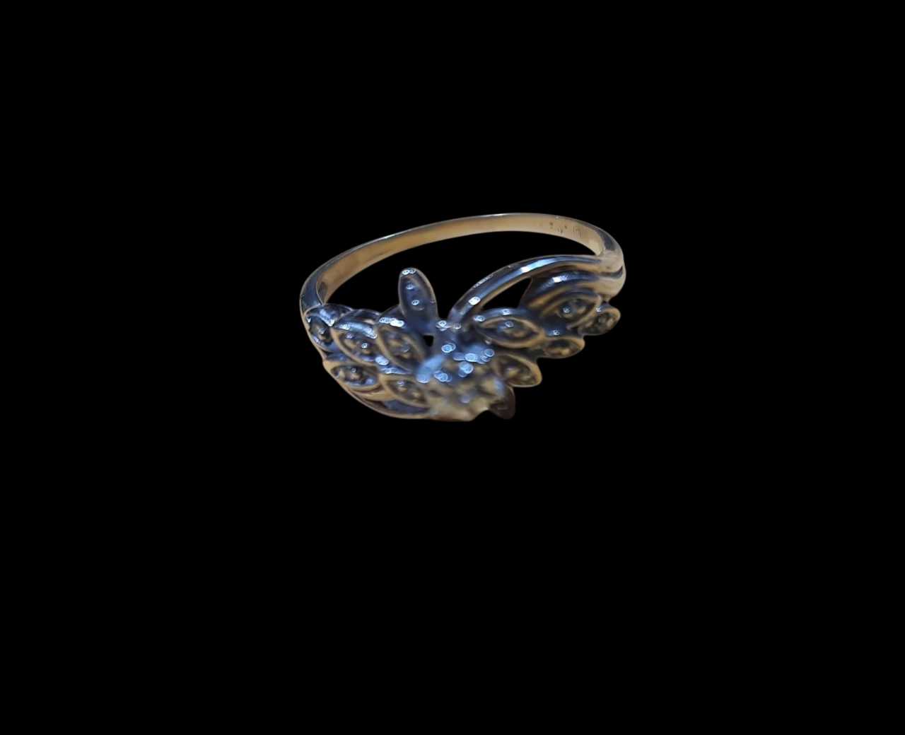 Precio 150 000,00   Anillo detalles de hojas con diamantes