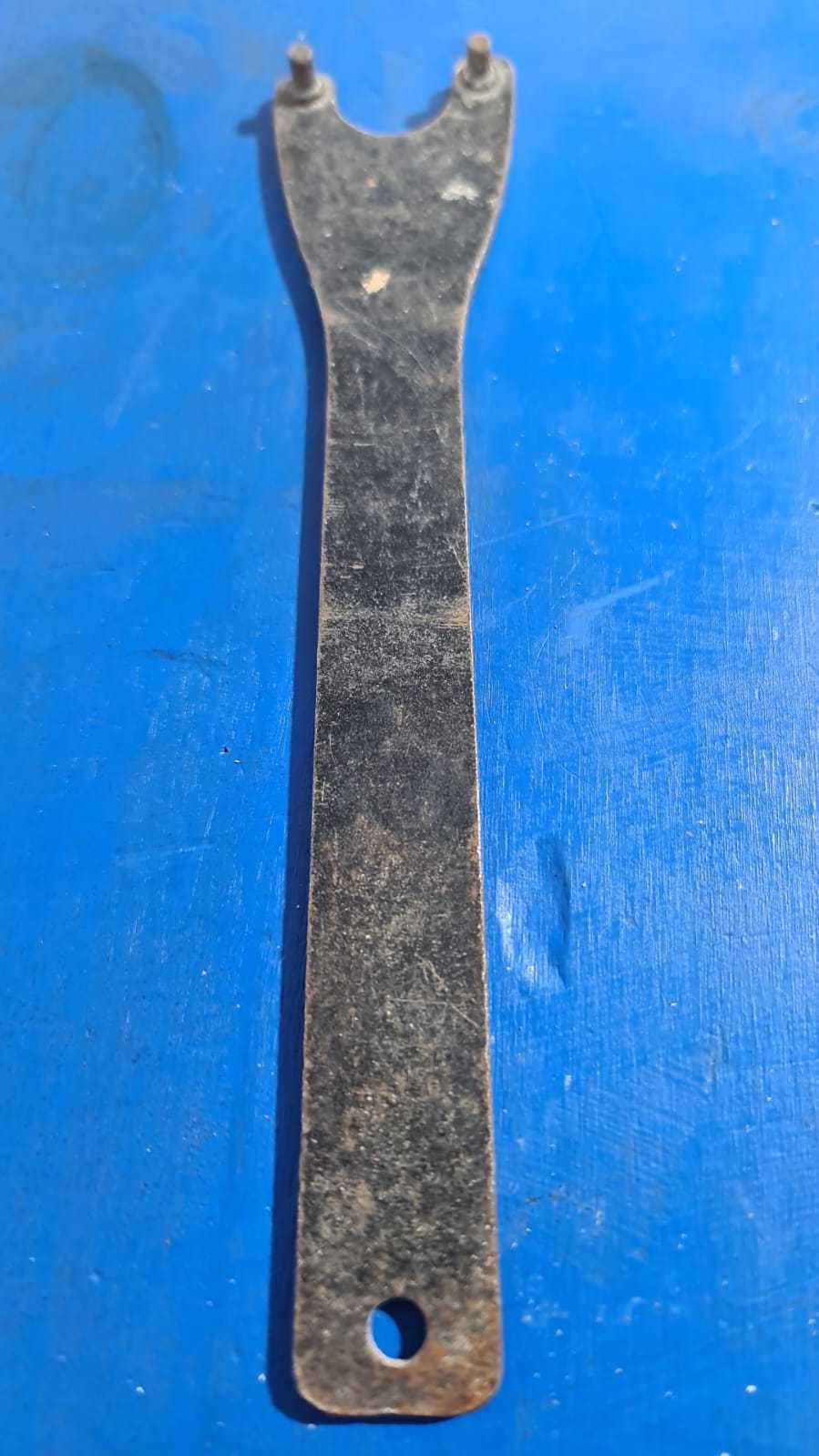 Precio 1 000,00 GENERICO  LLAVE PARA ESMERILADORA