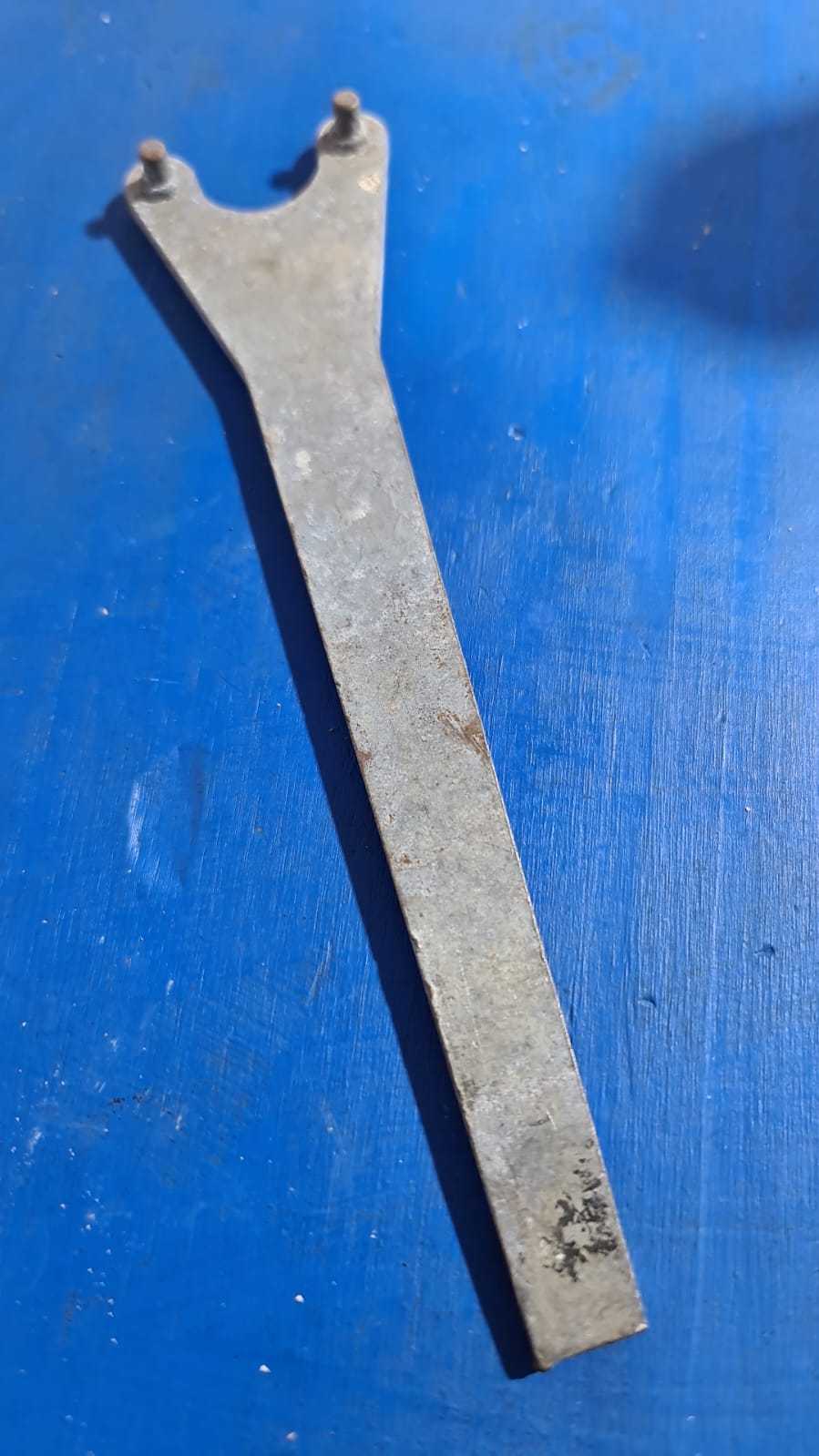 Precio 1 000,00 GENERICO  LLAVE PARA ESMERILADORA