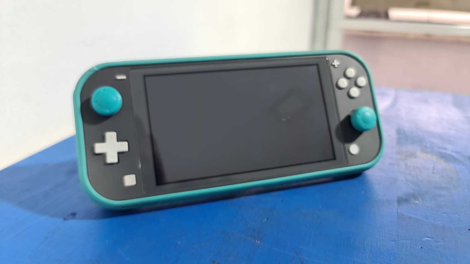 Precio 70 000,00 NINTENDO LITE HDH 001 NINTENDO SWICH CON ESTUCHE Y CABLE CARGA