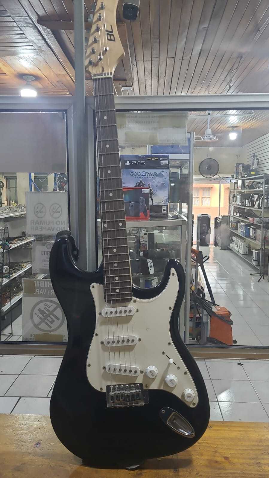 Precio 100 000,00 bc  Guitarra eléctrica con estuche