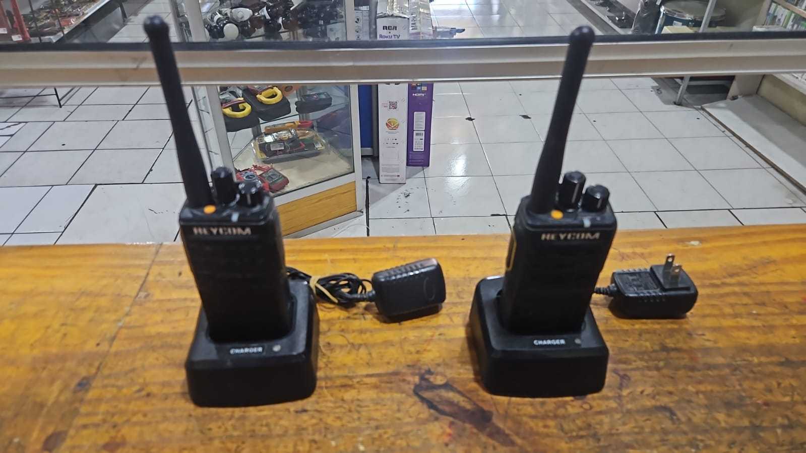 Precio 50 000,00 reycom  Duo de Radios de comunicacion con cargador