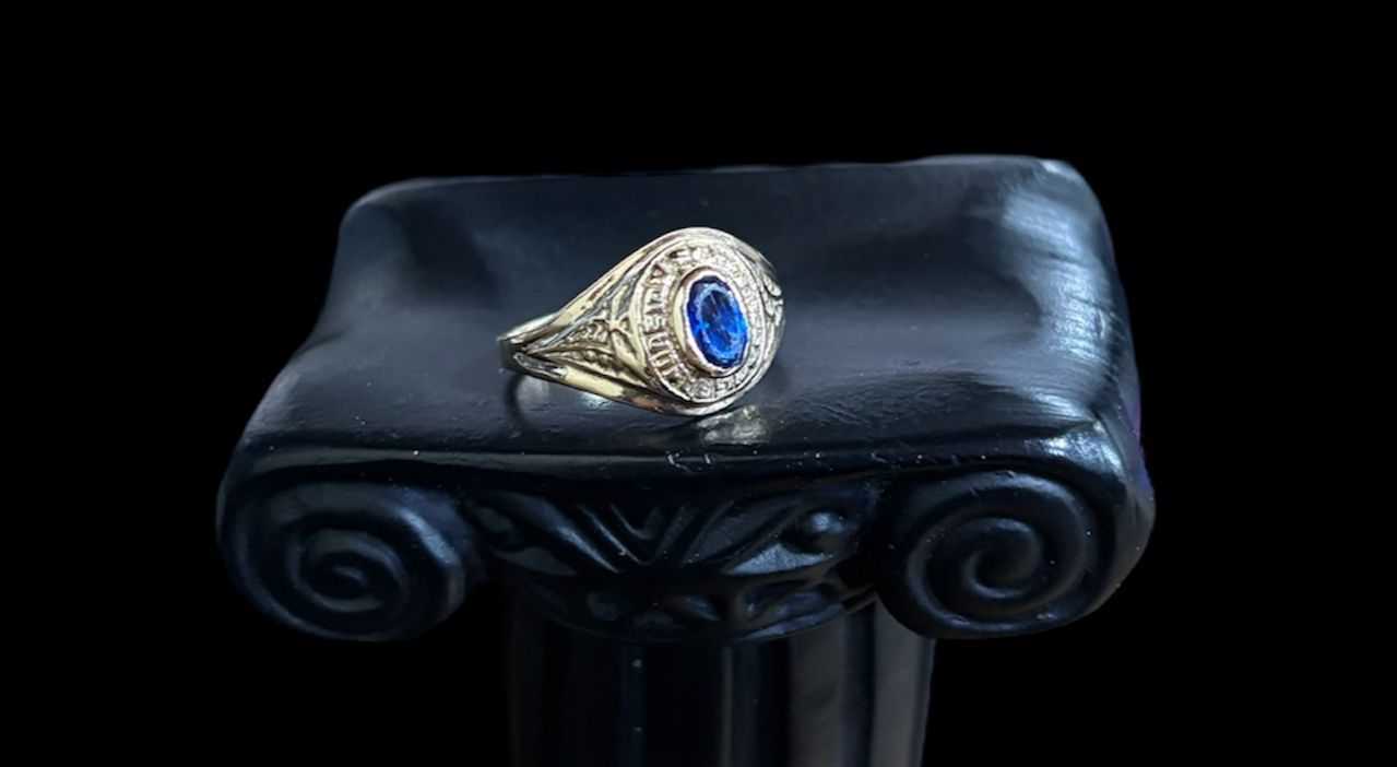 Precio 42 000,00   Anillo graduacion azul talla 5.5 1.66g 10k