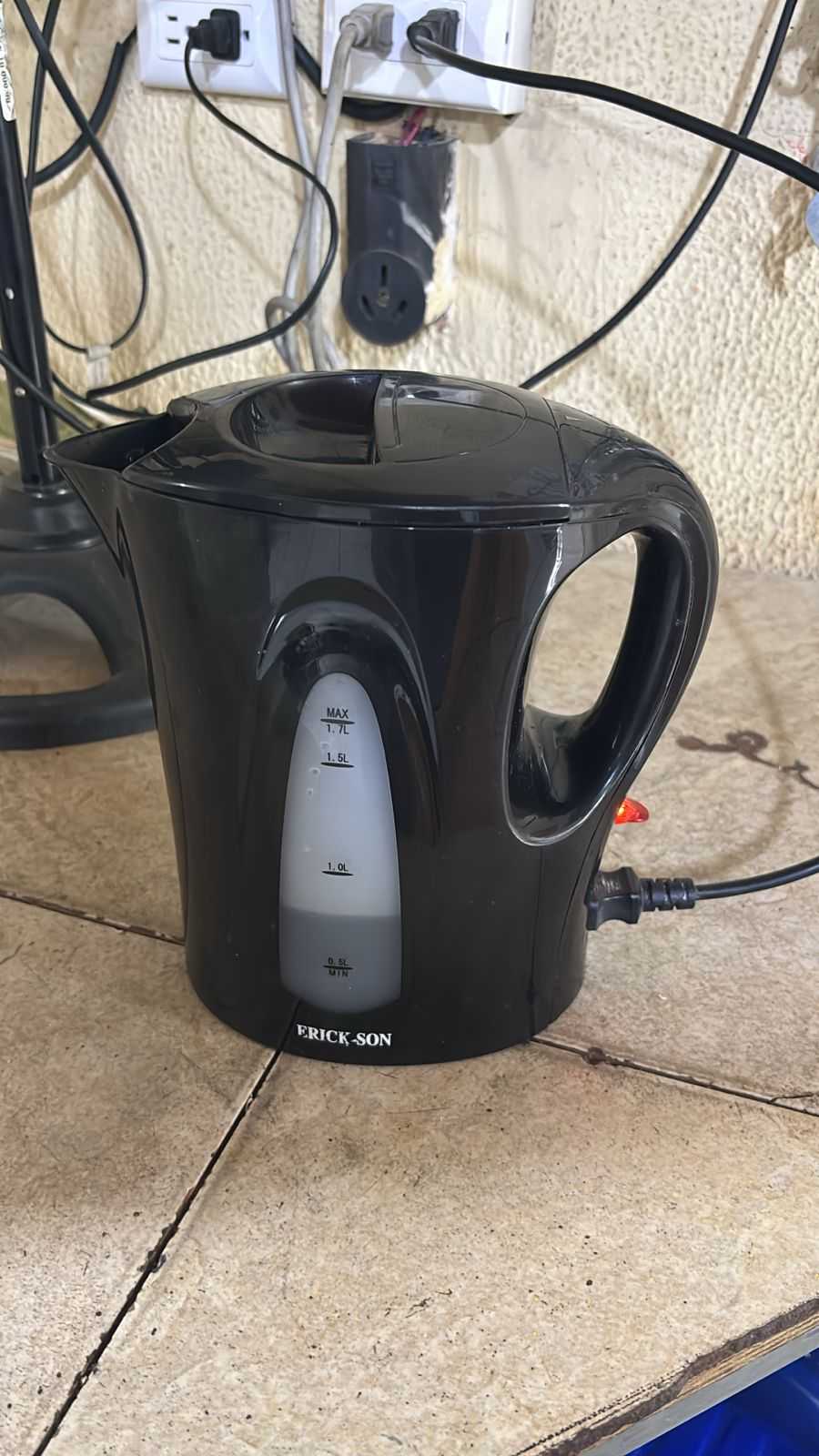 Precio 10 000,00 erickson  Hervidor agua negro 1.7l
