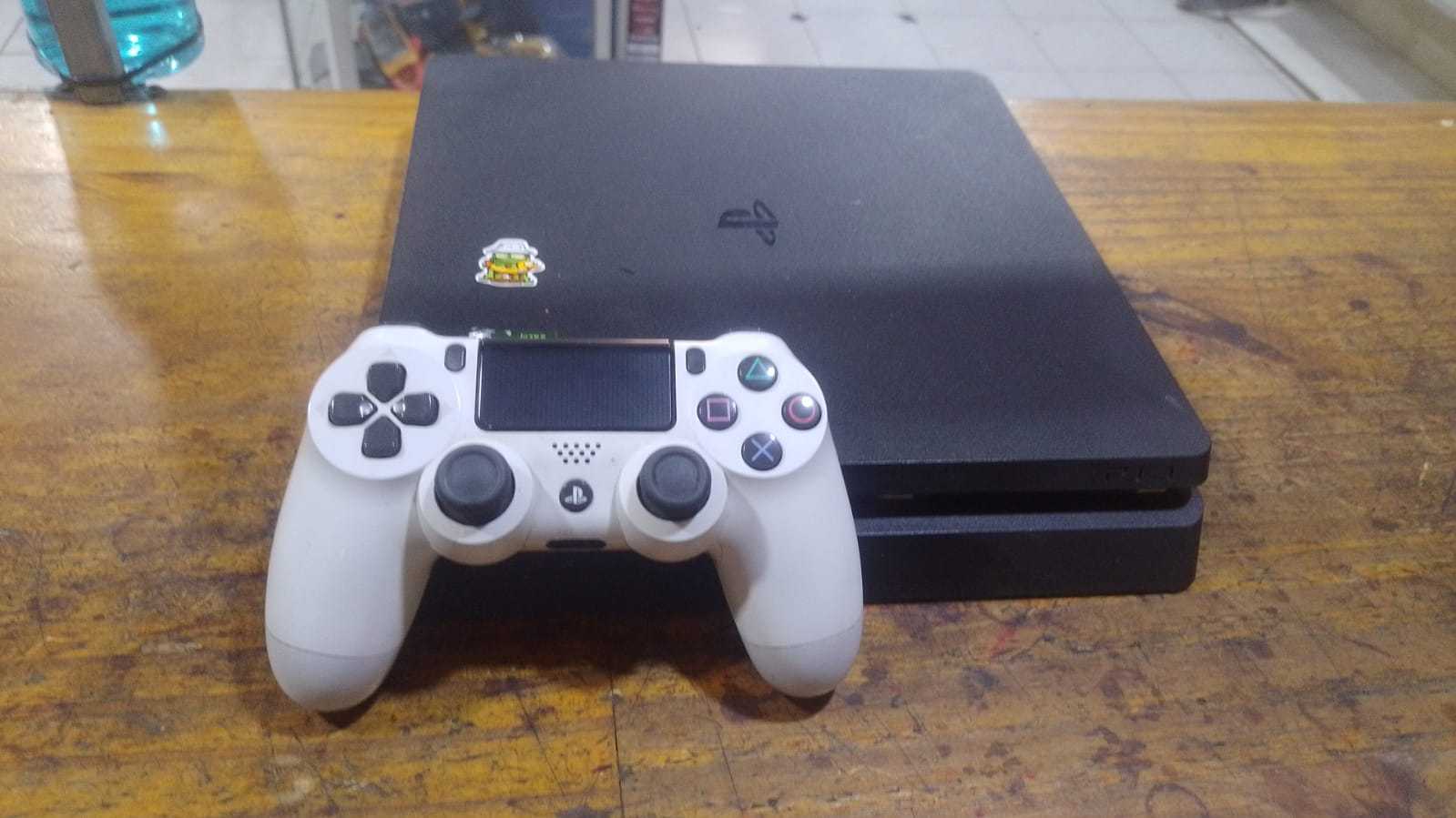 Precio 85 000,00 sony ps4 slim Consola con sus cables 1 tera 1 control