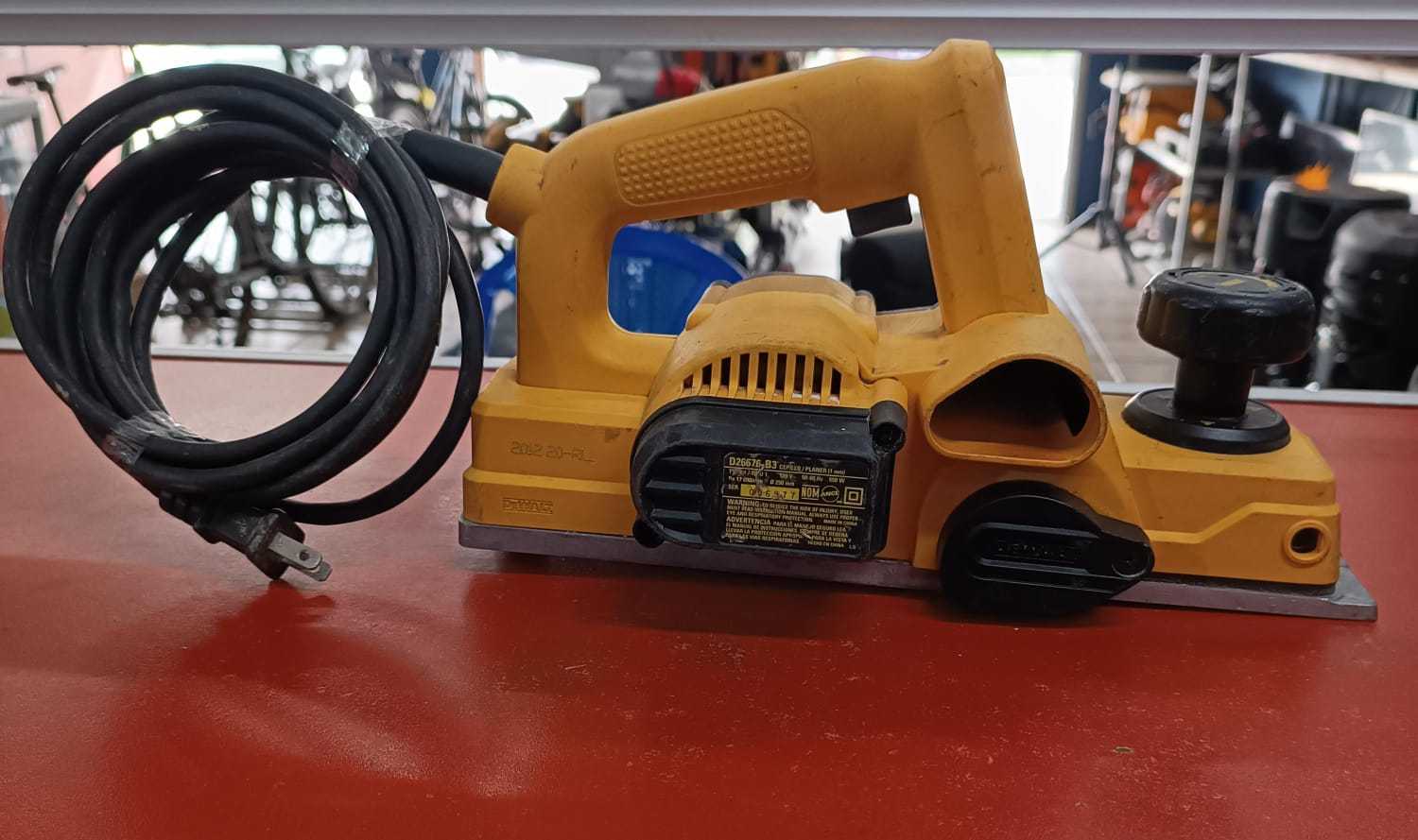 Precio 70 000,00 DeWalt D26676 Cepillo de madera eléctrico