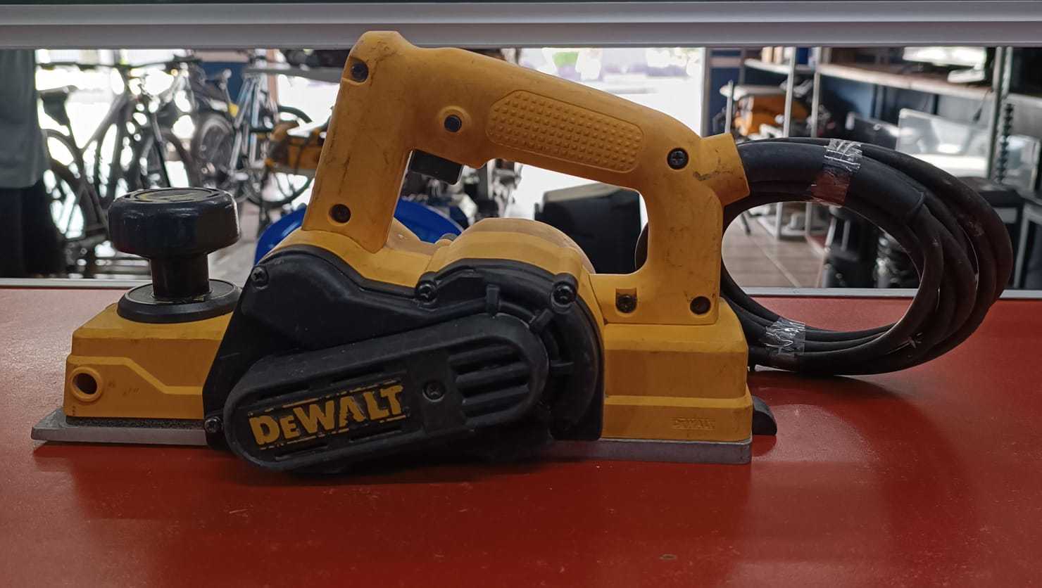 Precio 70 000,00 DeWalt D26676 Cepillo de madera eléctrico