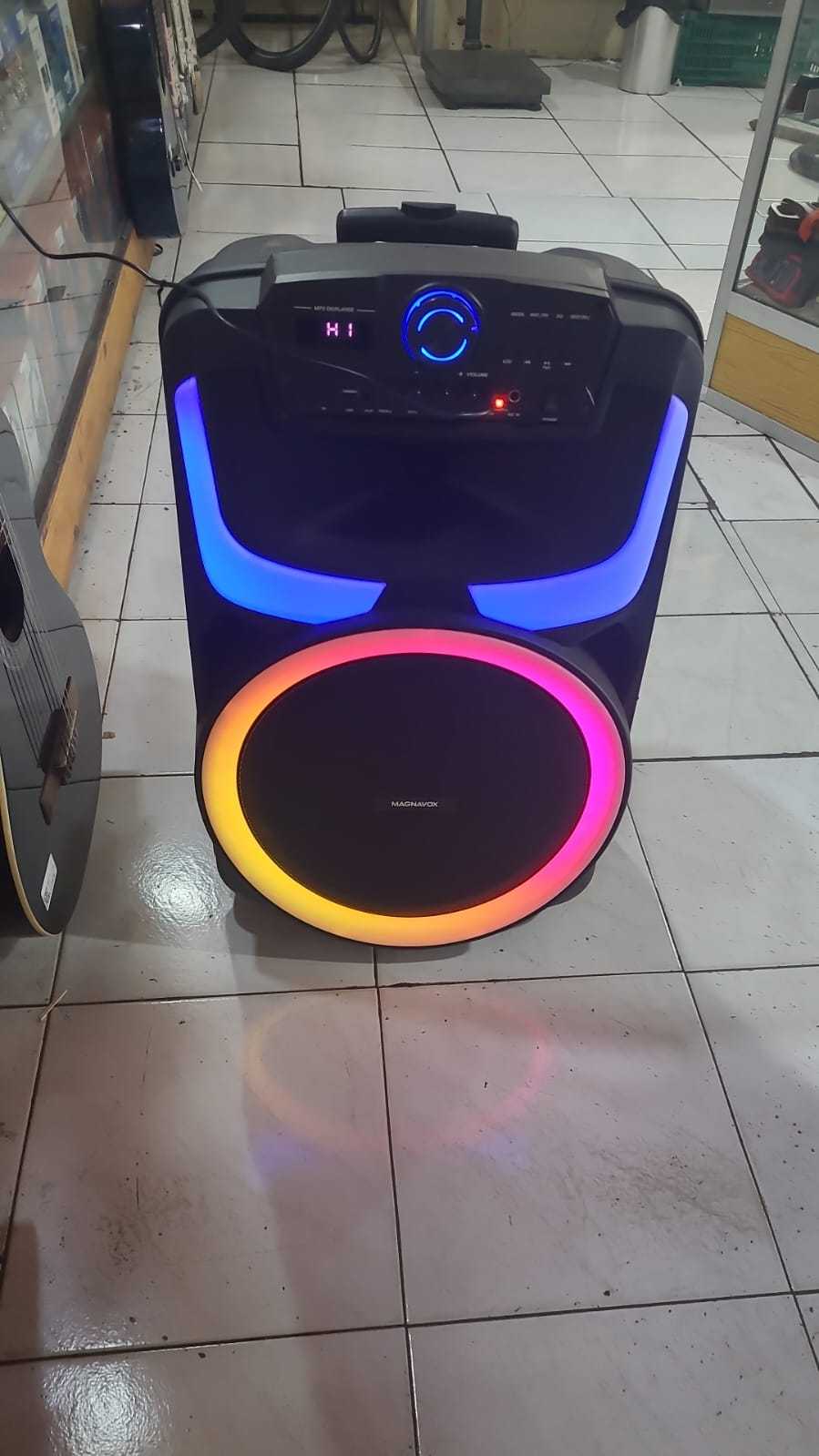 Precio 45 000,00 magnavox  Parlante inalambrico bluetooh en caja microfono y cable poder 60W