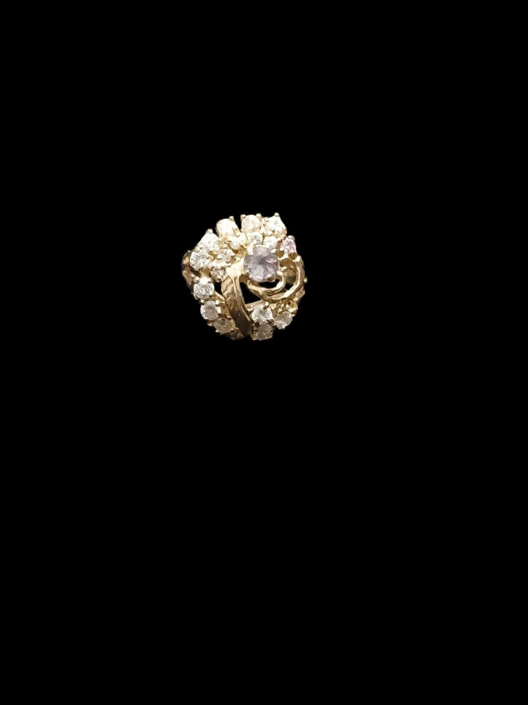 Precio 132 000,00   anillo con varias perlas blancas talla 6 y medio