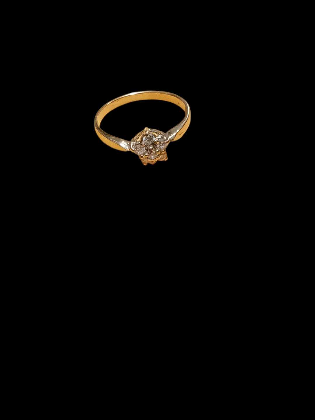 Precio 40 000,00   Anillo forma flor con zirconias blancas talla 6 y medio