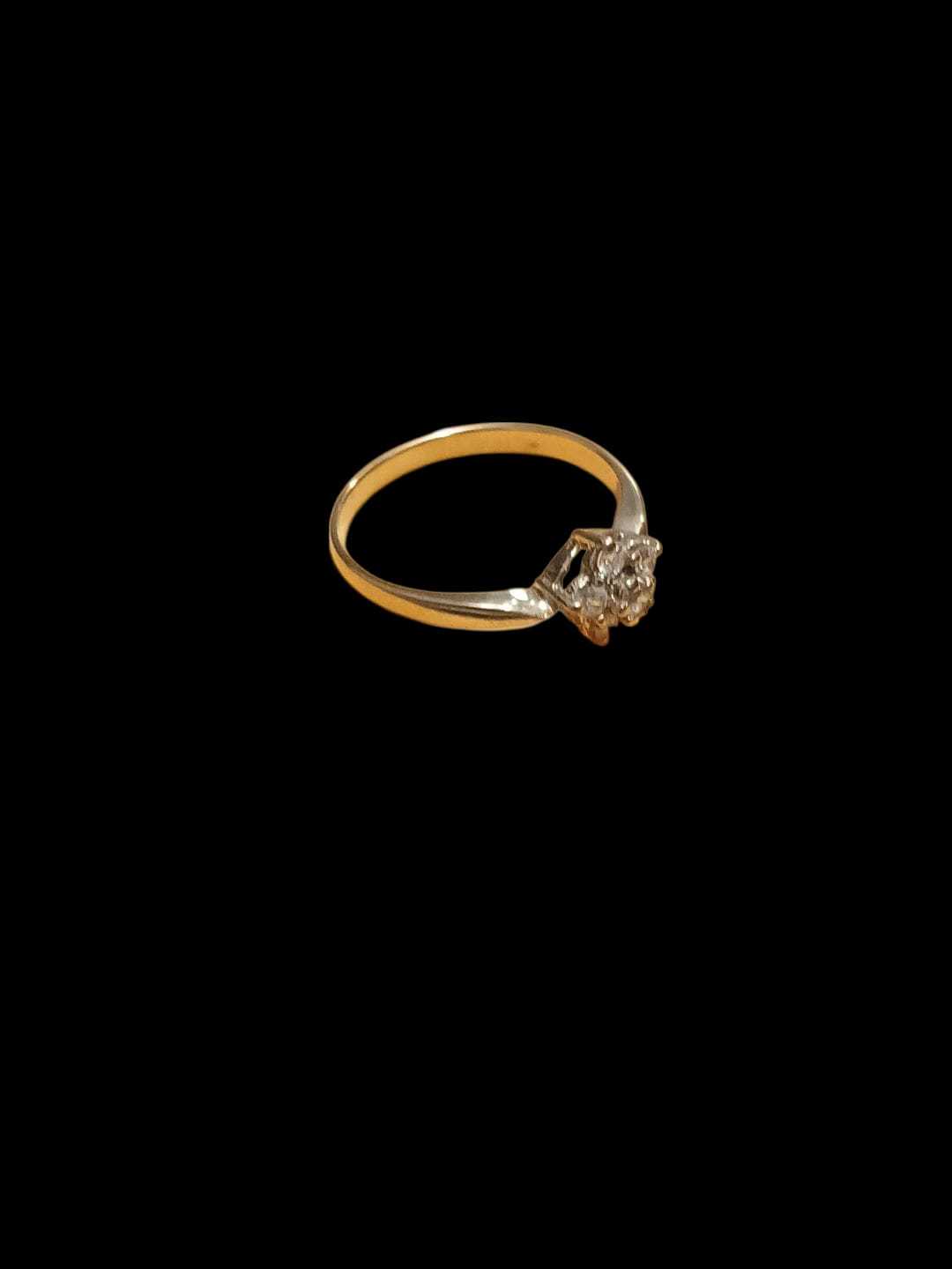 Precio 40 000,00   Anillo forma flor con zirconias blancas talla 6 y medio