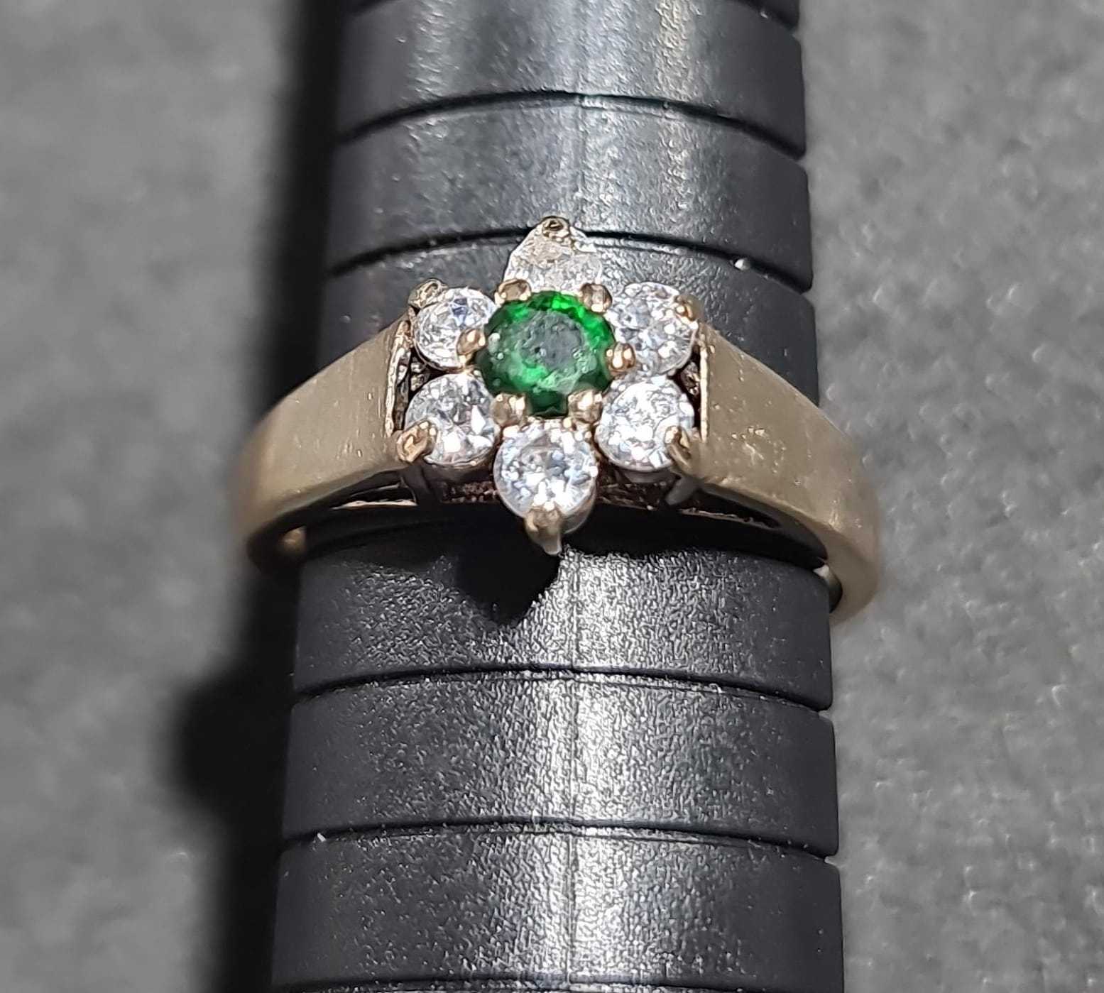 Precio 95 000,00   ANILLO FLOR CIRCONIA BLANCAS Y VERDE TALLA 8.5
