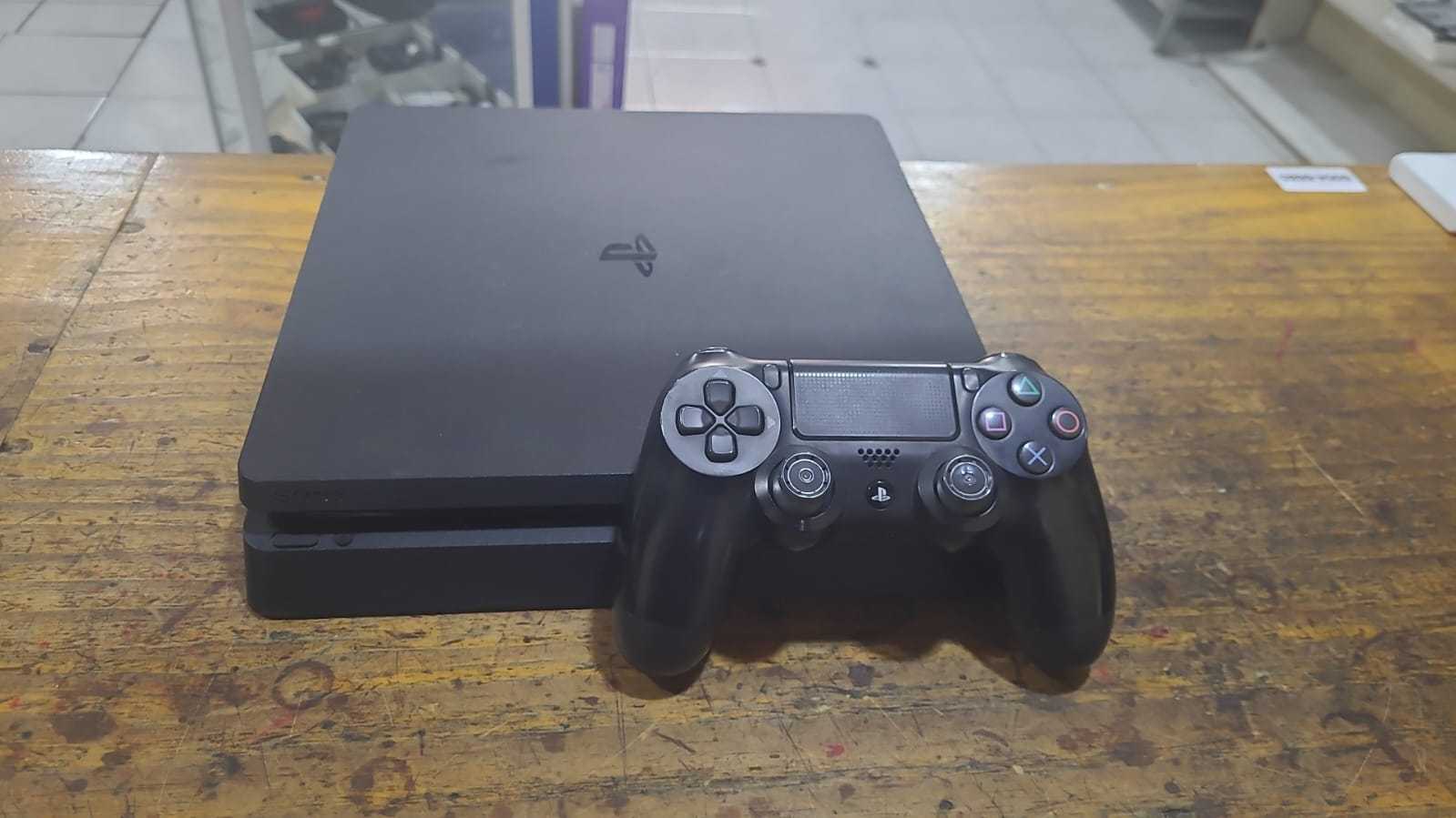 Precio 80 000,00 Sony ps4 Consola ps4 slim de un tera con un control