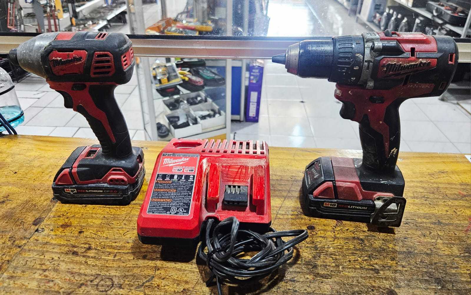 Precio 150 000,00 milwaukee  Kit de taladro 20v y atornilladora  con 2 baterías y cargador