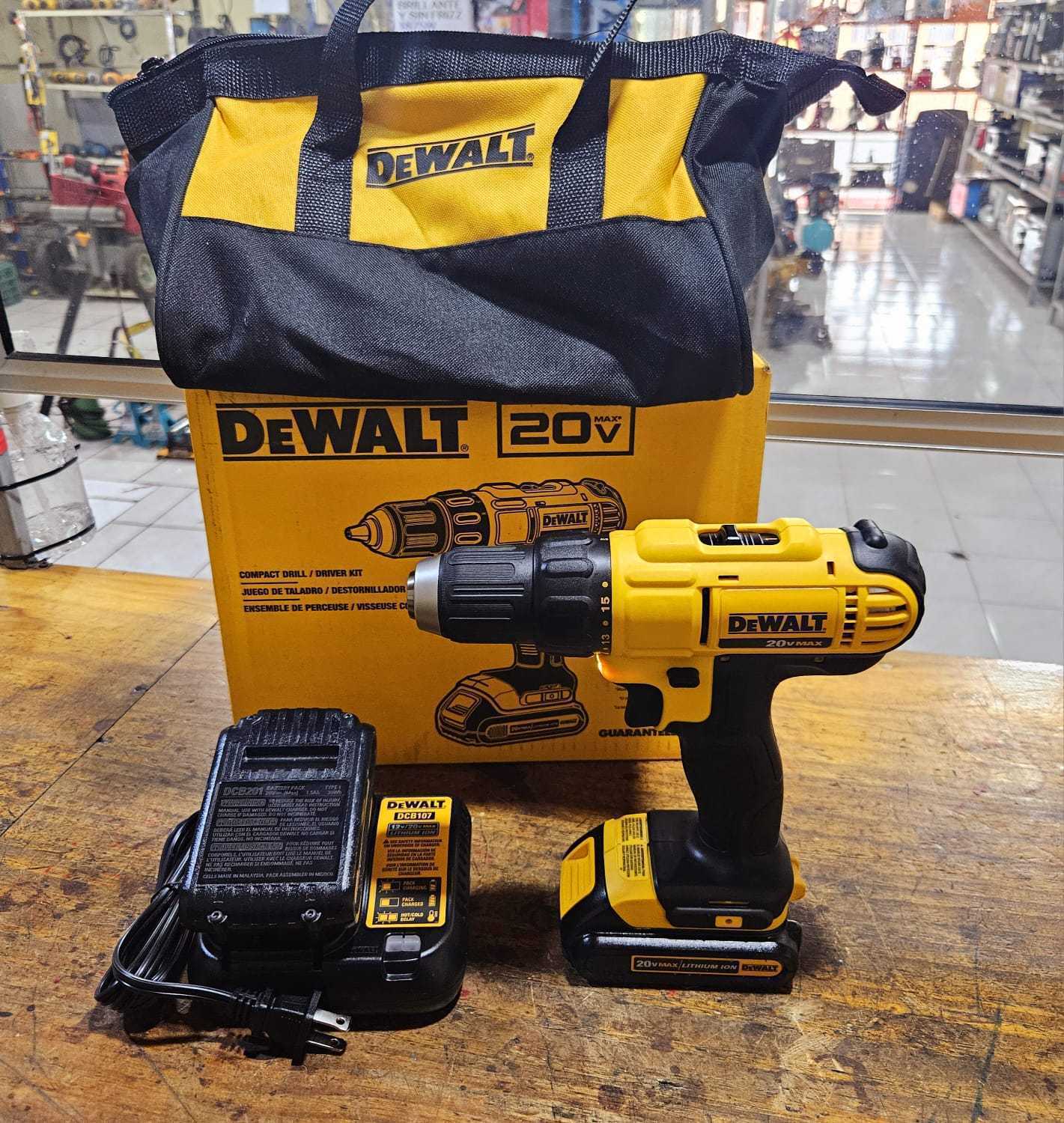 Precio 105 000,00 dewalt dcb771c2 Taladro inalambrico con 2 baterias 20v y cargador en bolso