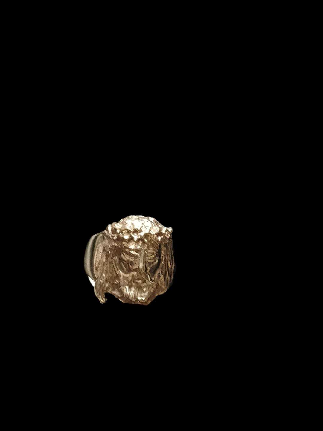 Precio 212 000,00   anillo cara jesus  talla 9 y medio