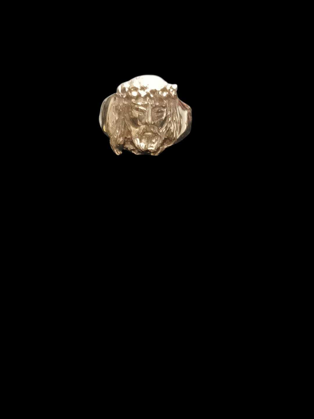Precio 212 000,00   anillo cara jesus  talla 9 y medio