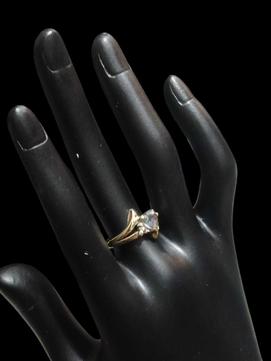 Precio 66 000,00   Anillo con zirconita talla 5 y medio
