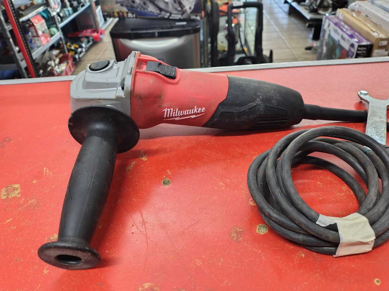 Precio 40 000,00 milwaukee 6130 33 Esmeriladora Angular de 4 12 850W 7A Milwaukee 6130 33 con puño sin protector