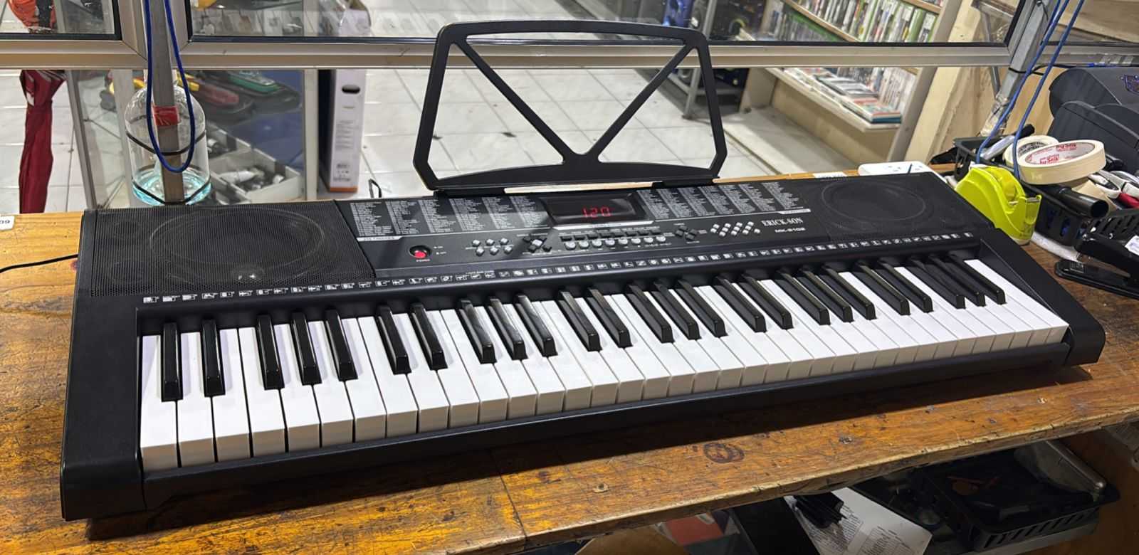 Precio 50 000,00 erikson  Teclado musical 61 piezas con porta partituras