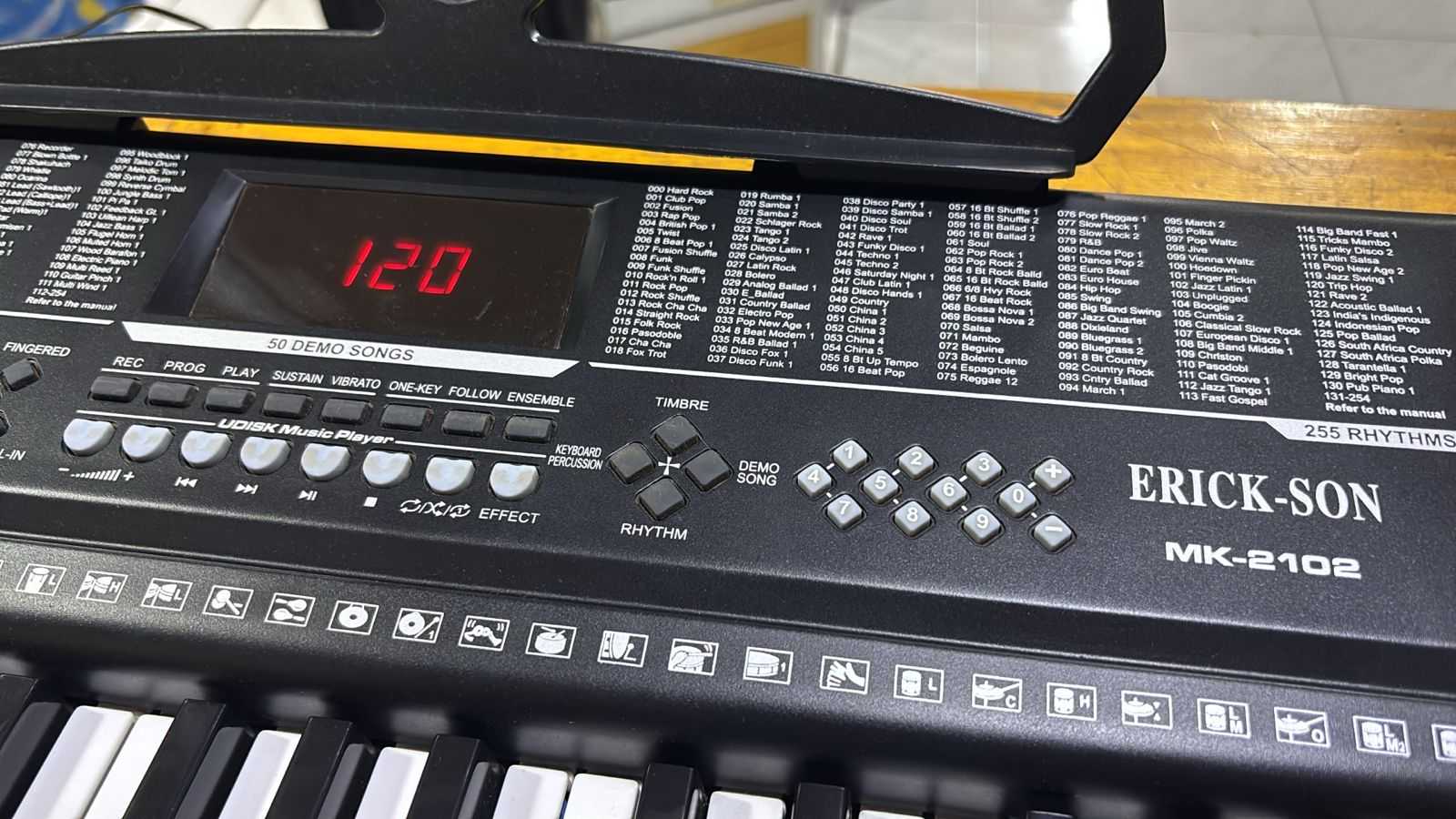 Precio 50 000,00 erikson  Teclado musical 61 piezas con porta partituras