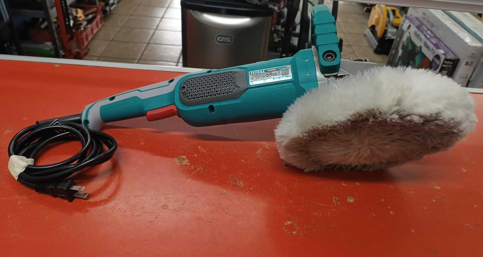 Precio 45 000,00 TOTAL UTP11418018 PULIDORA 7 1400W con felpa y mango de agarre