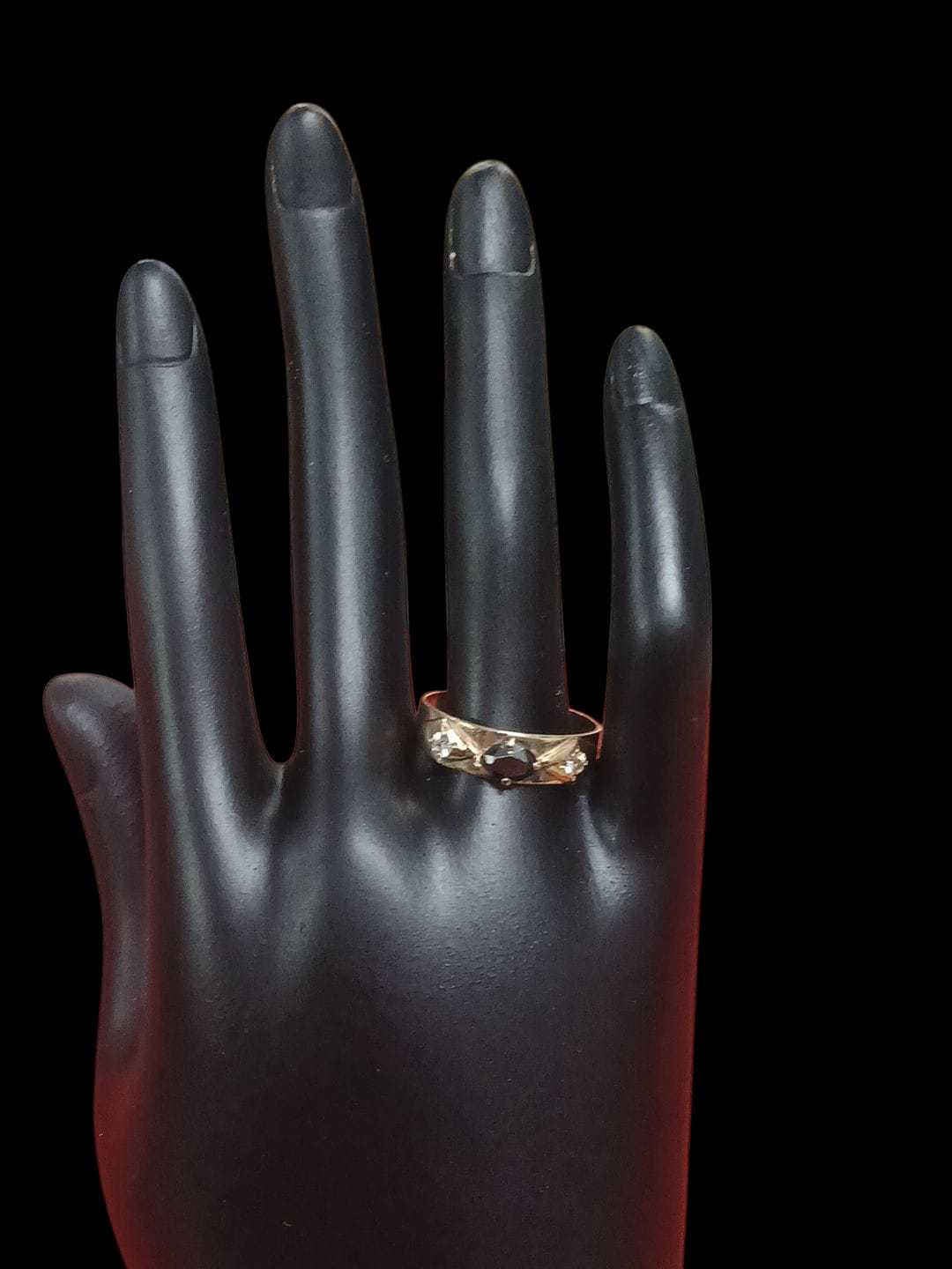 Precio 67 000,00   anillo con zirconia negra y 2 zirconias blancas talla 9