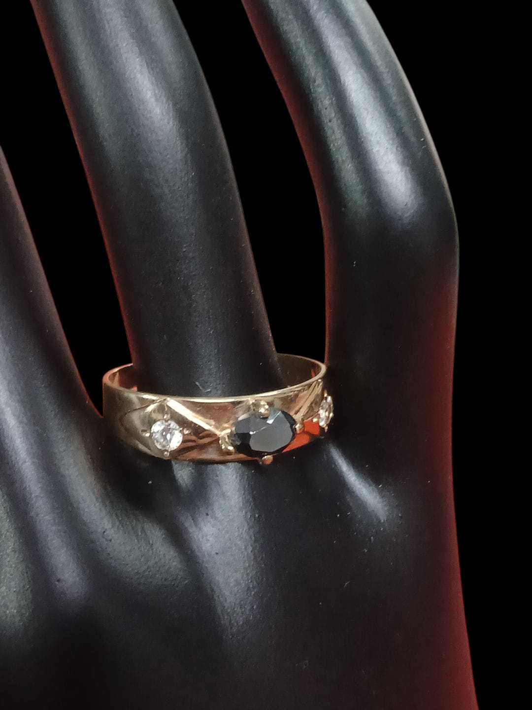 Precio 67 000,00   anillo con zirconia negra y 2 zirconias blancas talla 9