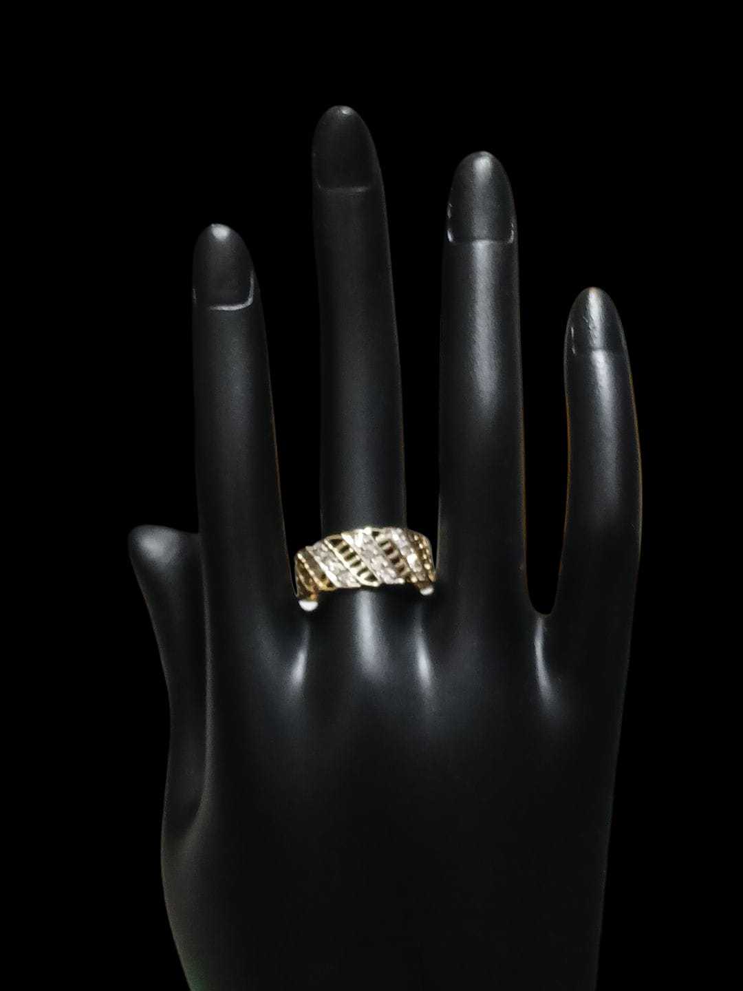 Precio 77 000,00   anillo zicornias blancas talla 8