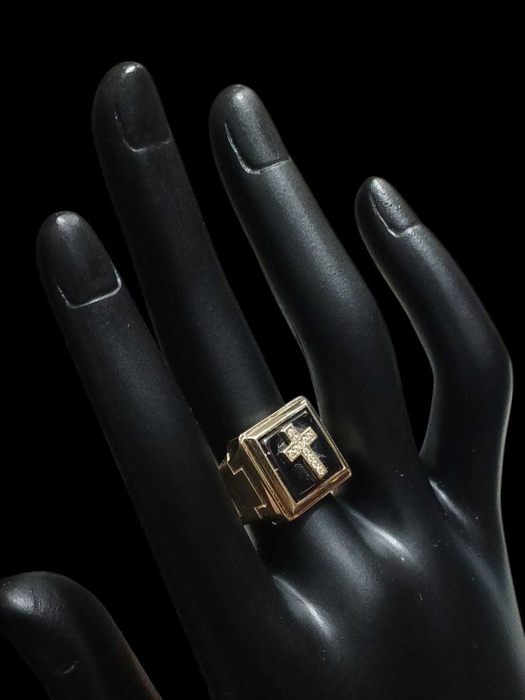 Precio 149 500,00   anillo con cruz en el frente talla 11