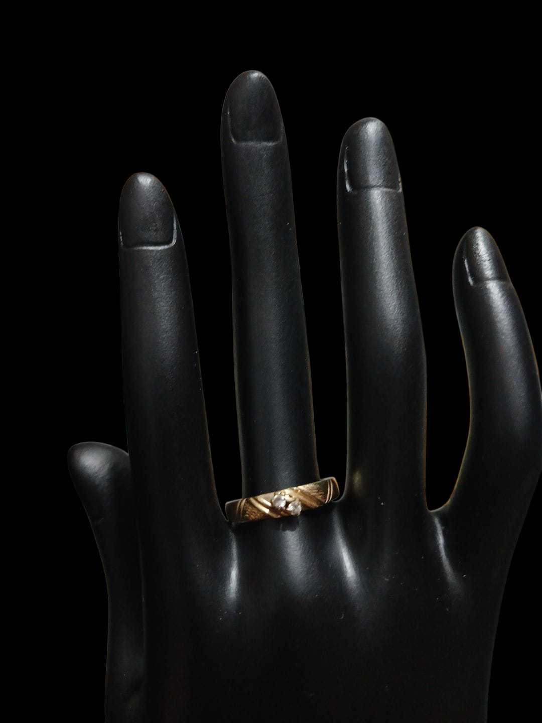 Precio 37 500,00   Anillo con 2zirconias  talla 7 y medio