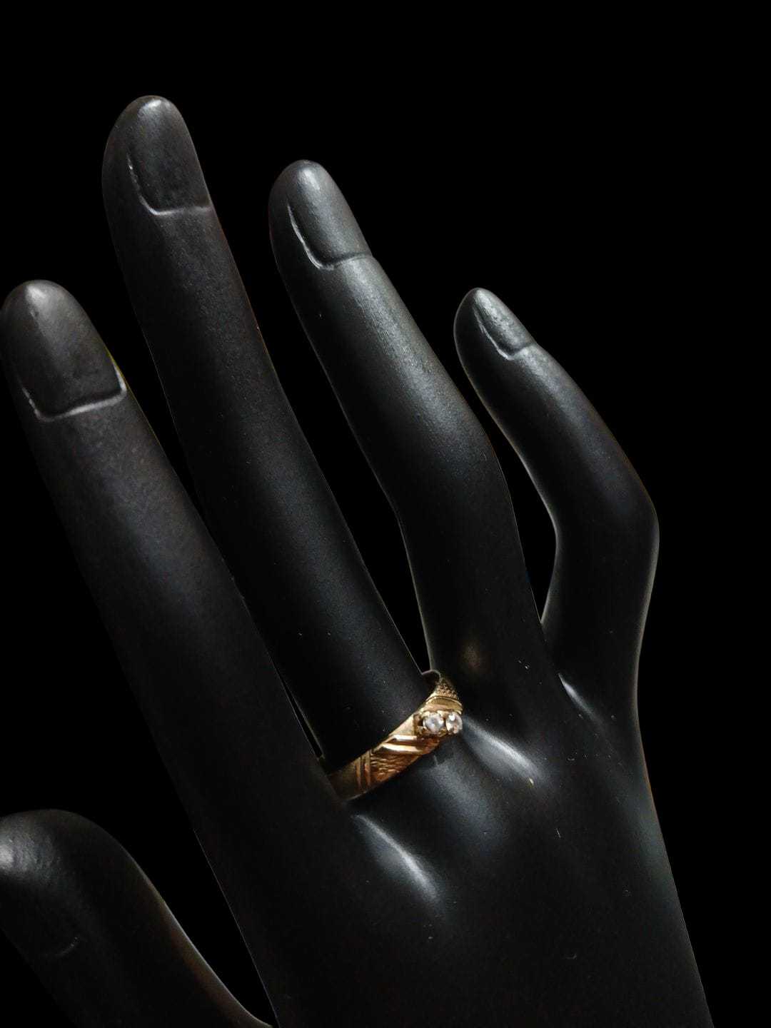 Precio 37 500,00   Anillo con 2zirconias  talla 7 y medio