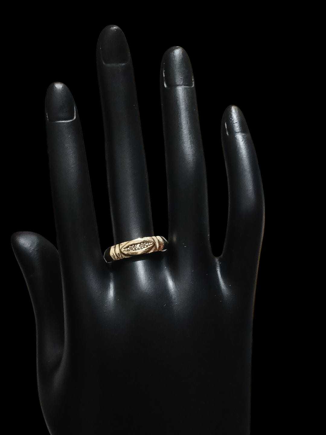 Precio 51 500,00   anillo  con zirconias  talla 7 y medio