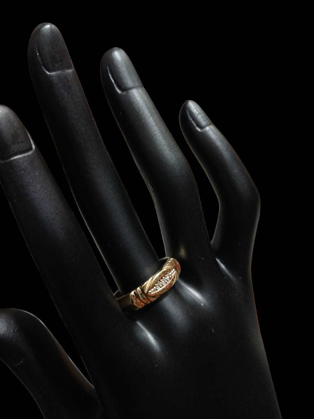 Precio 51 500,00   anillo  con zirconias  talla 7 y medio