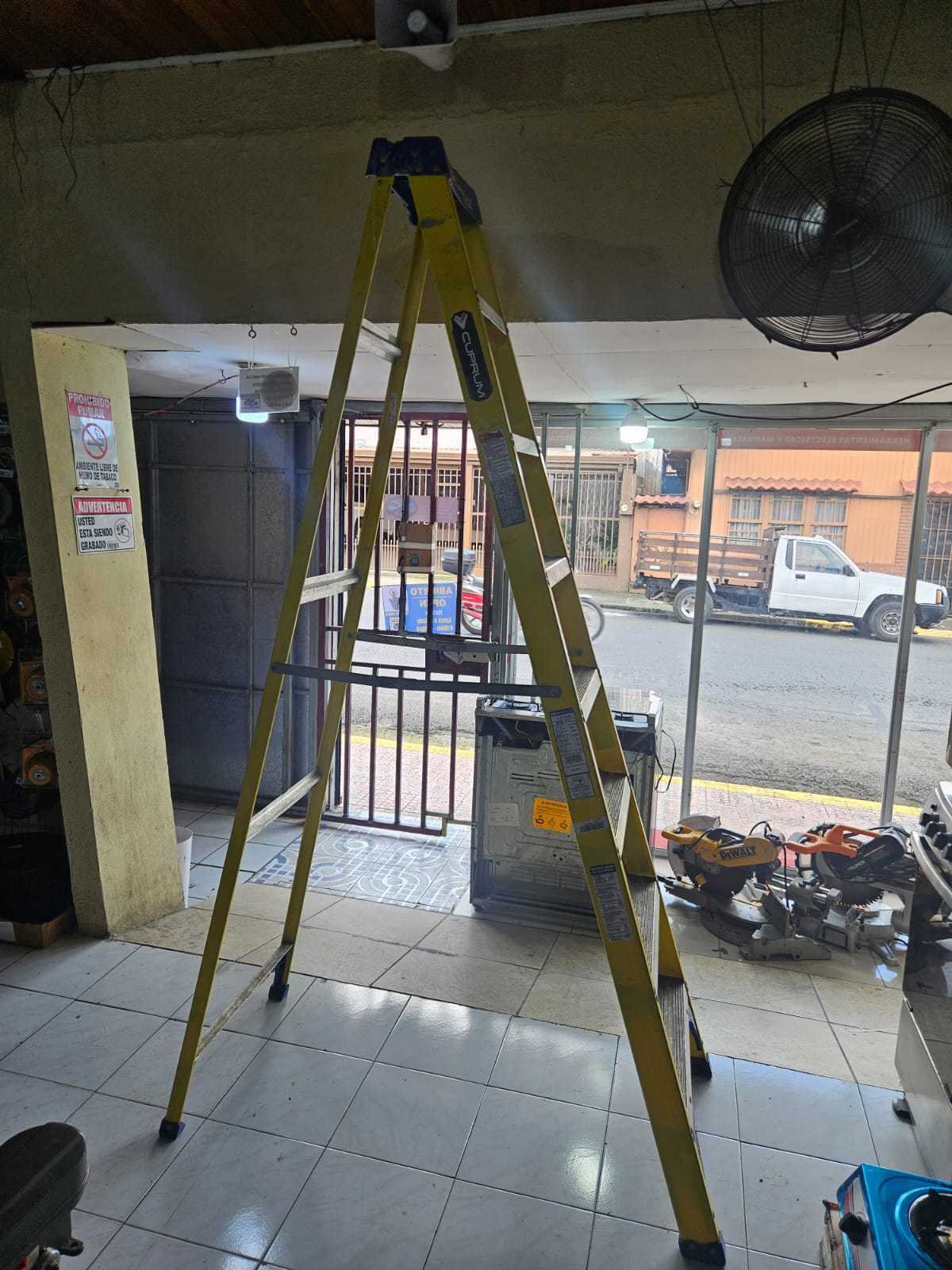 Precio 80 000,00 cuprum  Escalera 8 peldaños tipo A fibra