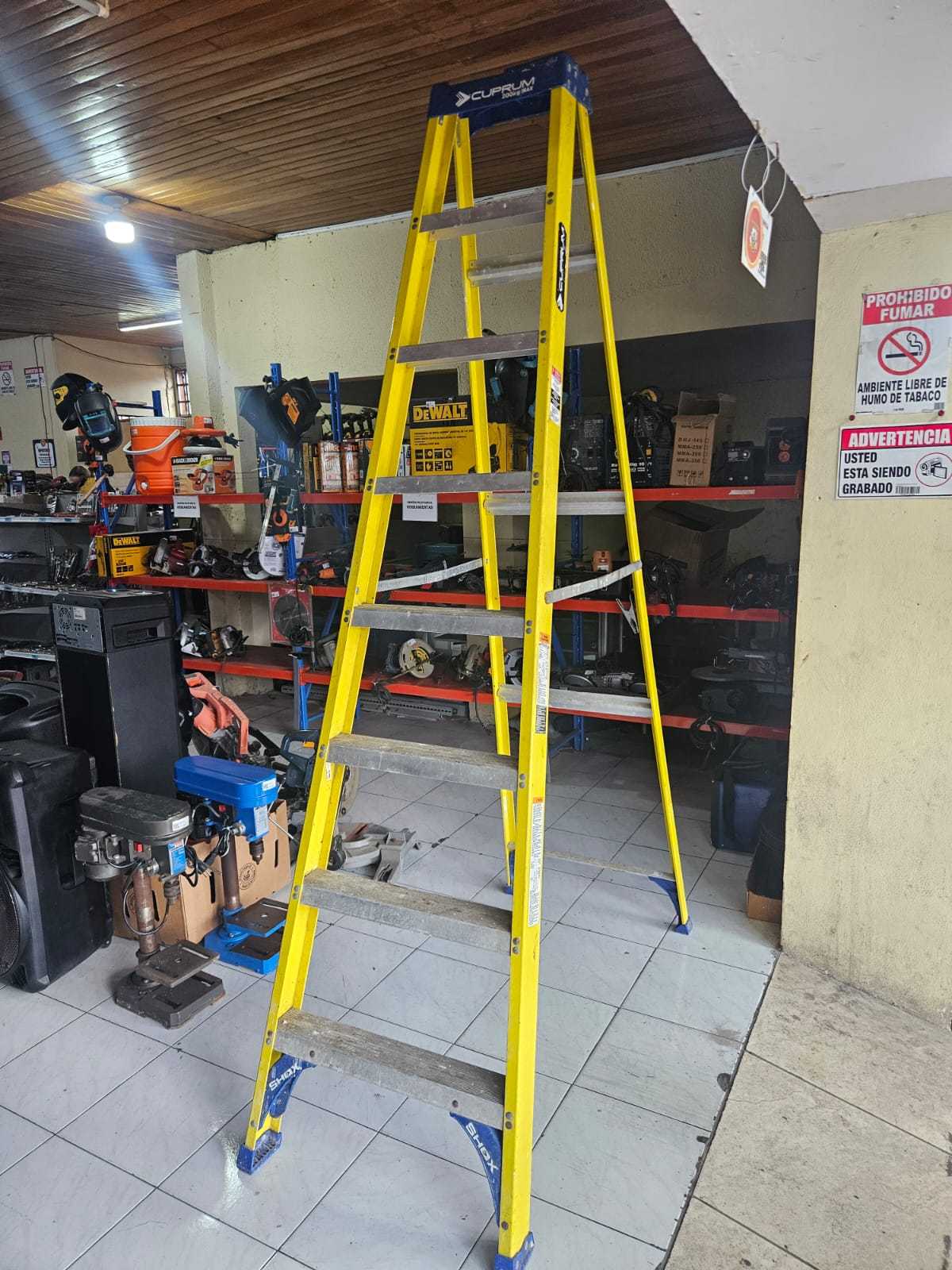 Precio 80 000,00 cuprum  Escalera 8 peldaños tipo A fibra