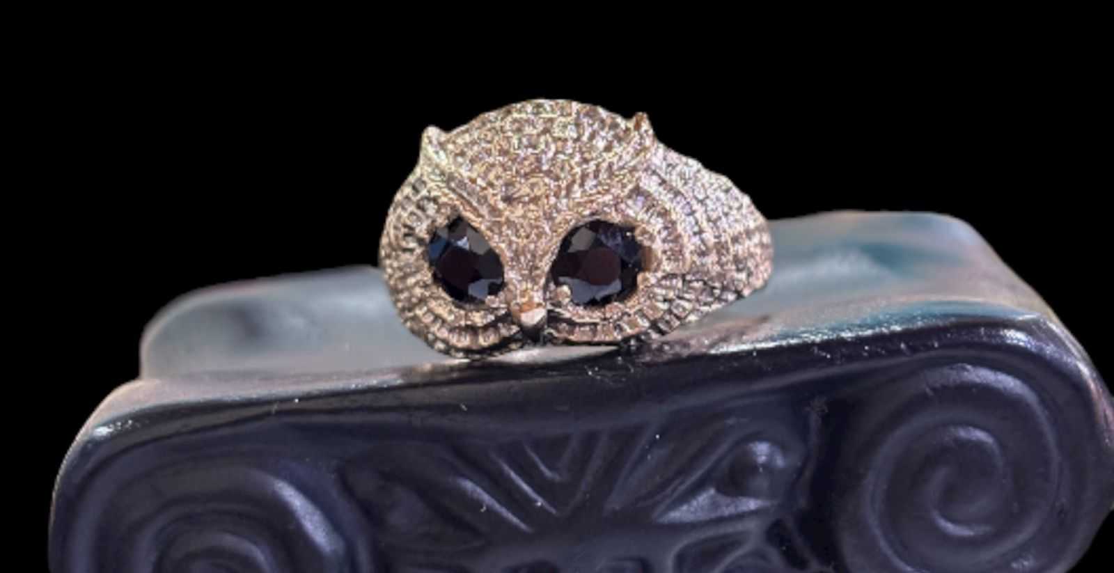 Precio 146 000,00   Anillo buho negro talla 9 5.3g 10k