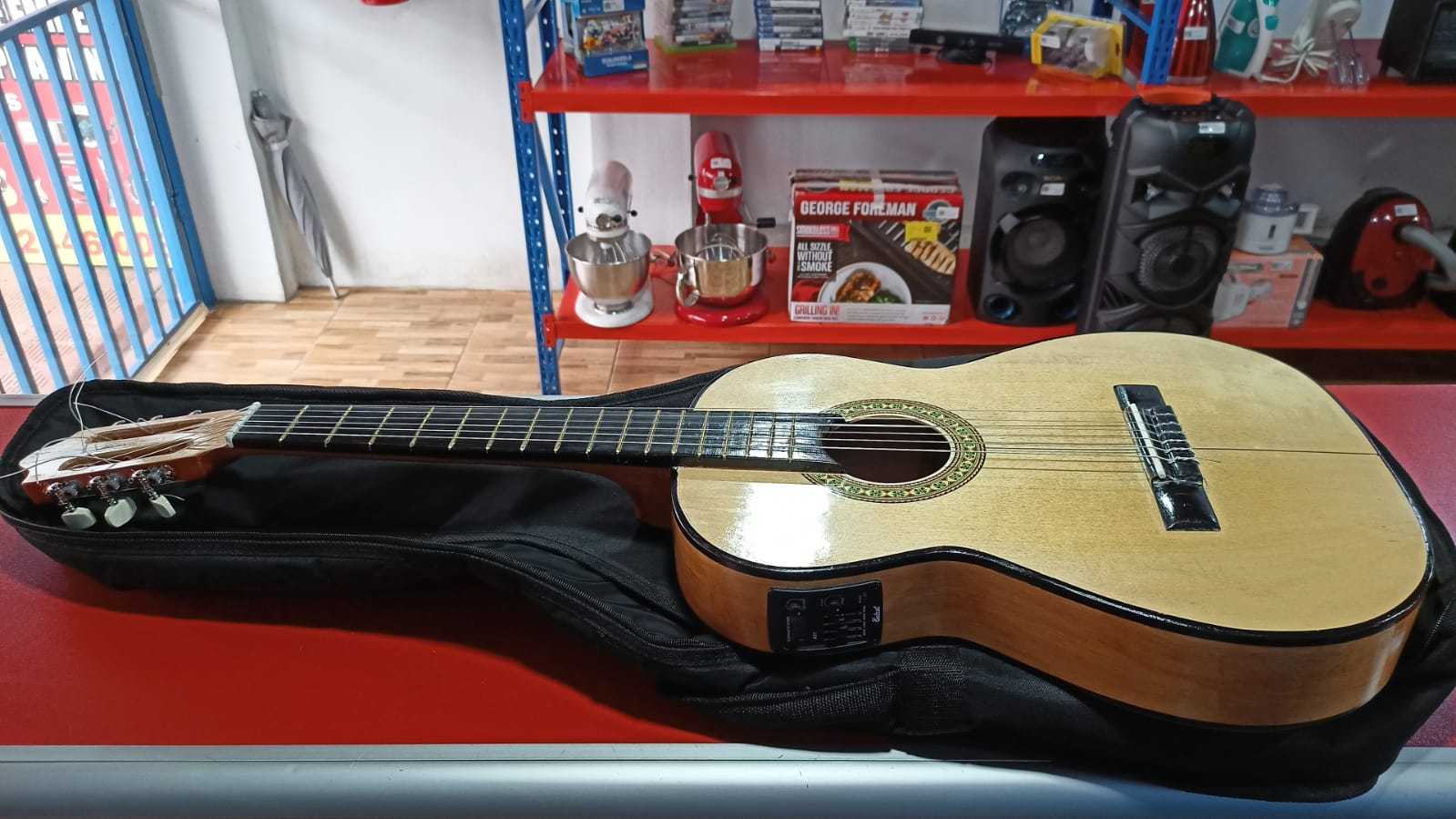 Precio 100 000,00 Brenes  GUITARRA ELECTROACUSTICA BRENES CON ESTUCHE NUEVA