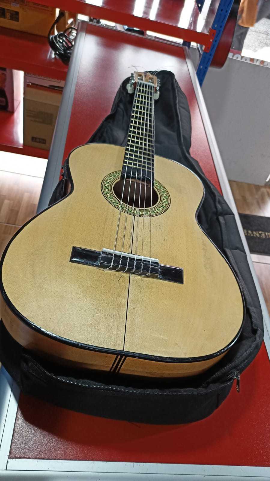 Precio 100 000,00 Brenes  GUITARRA ELECTROACUSTICA BRENES CON ESTUCHE NUEVA