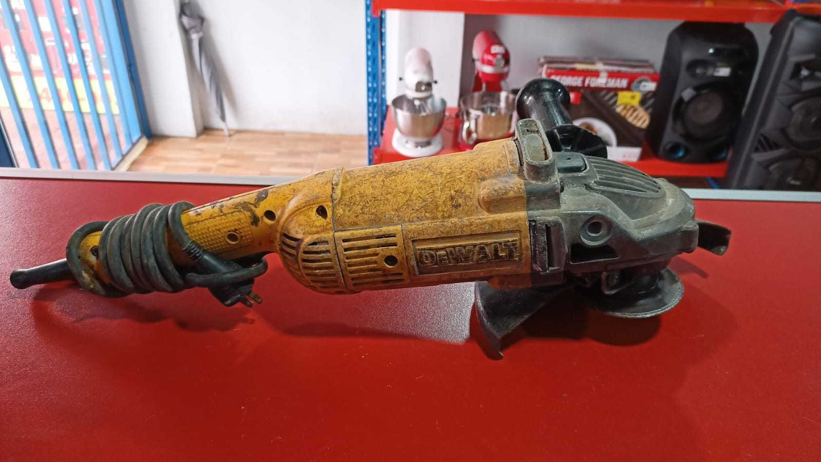 Precio 55 000,00 DEWALT  ESMERILADORA ANGULAR DEWALT 9 PULGADAS CON PROTECTOR Y PUÑO