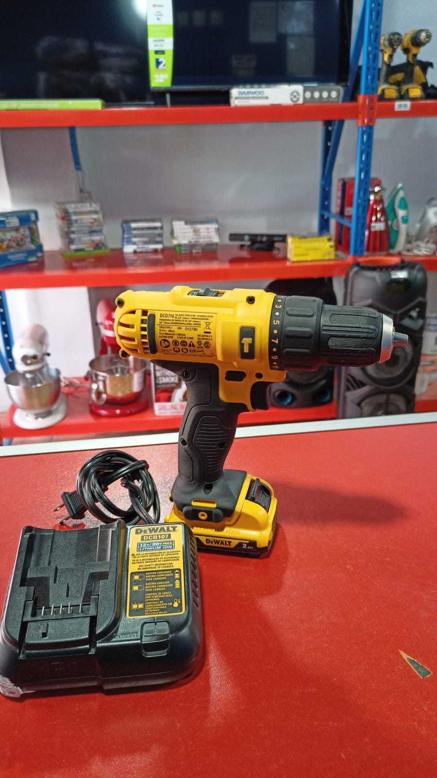 Precio 70 000,00 DEWALT  TALADRO INALAMBRICO 38 12V DEWALT CON UNA BATERIA Y CARGADOR