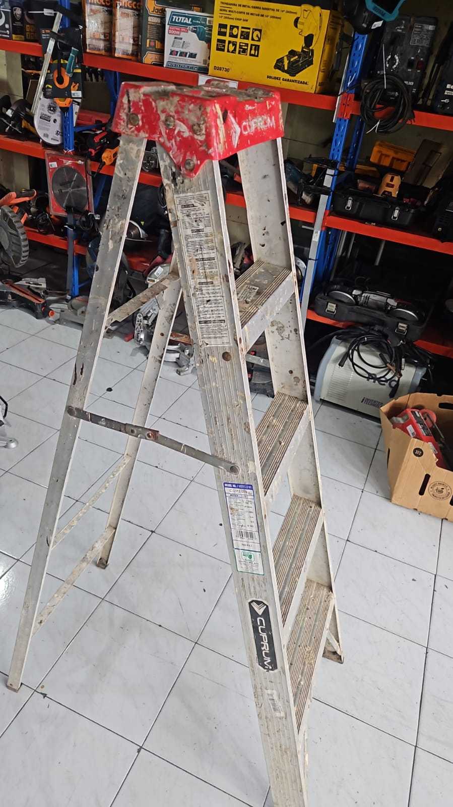 Precio 30 000,00 cuprum  Escalera tipo A aluminio 4 peldaños