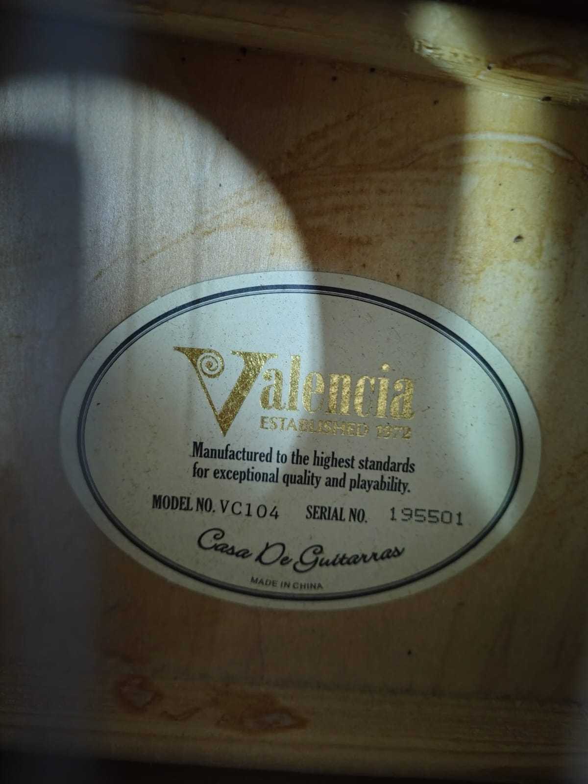 Precio 65 000,00 valencia vc104 Guitarra acustica con estuche( desgastada en la parte de arriba)