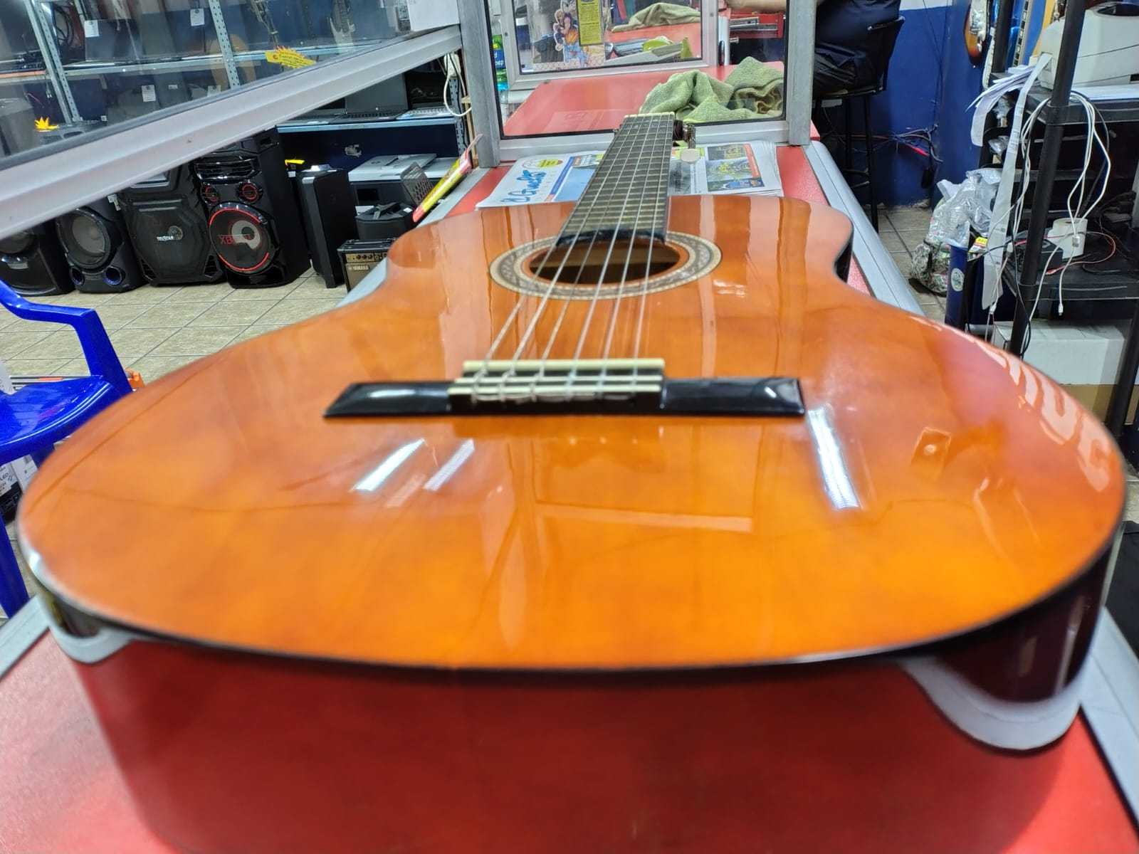 Precio 65 000,00 valencia vc104 Guitarra acustica con estuche( desgastada en la parte de arriba)