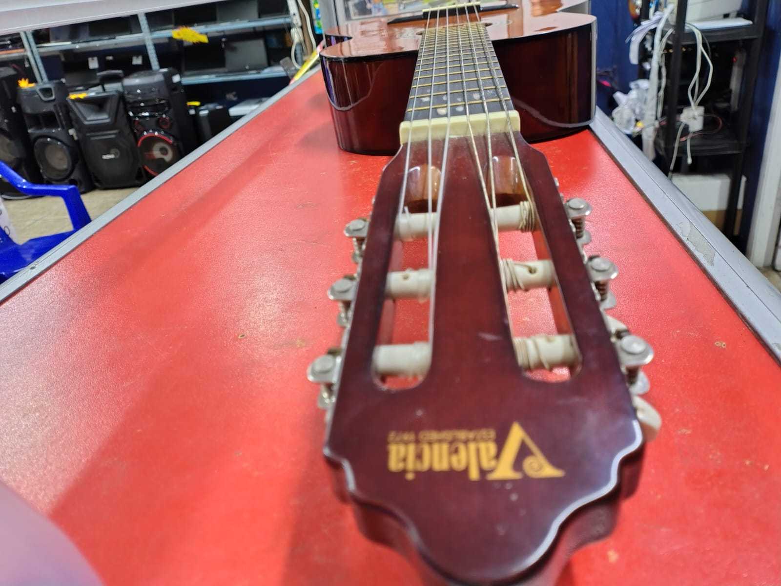 Precio 65 000,00 valencia vc104 Guitarra acustica con estuche( desgastada en la parte de arriba)